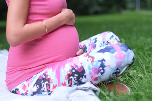 weiche blickdichte Yogahose für die Schwangerschaft mit Muster 